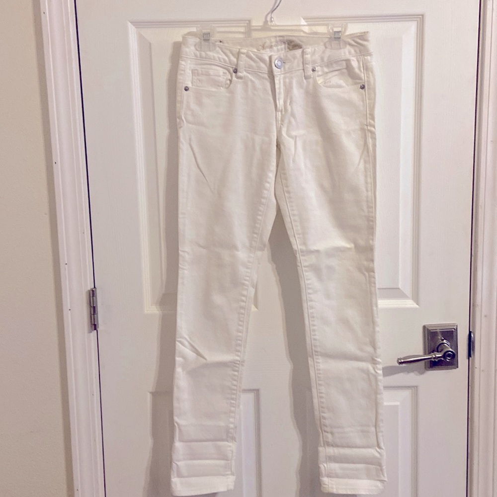 Women’s white American Eagle Skinny jeans. Size: 0 regular